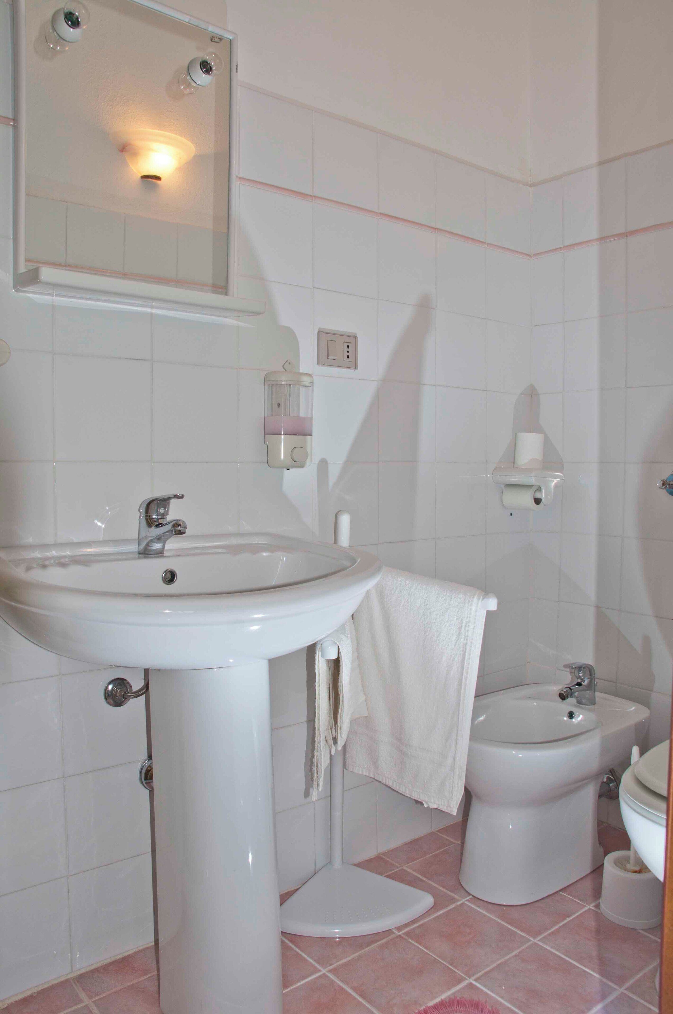 Standardzimmer | Badezimmer | Dusche, Handtücher, Seife, Toilettenpapier