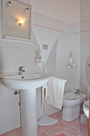 Standard Room | Bathroom | Shower, towels, soap, toilet paper - Albaruia BeB  (Budoni)