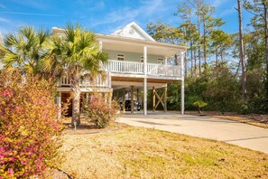 Exterior - Seaside Escape-3 bedroom,dog friendly,walk to beach,fenced yard,screened porch.  (Oak Island)