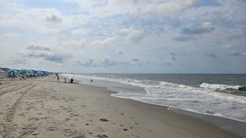 Chaises longues, serviettes de plage