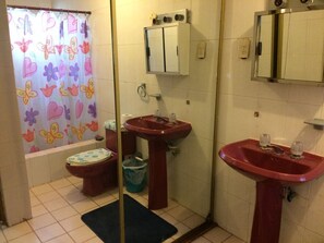 Comfort Quadruple Room, Garden View | Bathroom