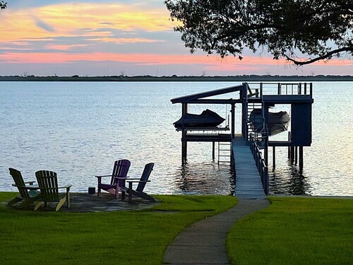 Waterfront 3-bedroom house on Cedar Creek Lake in Star Harbor, dock and porch
 