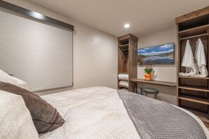 1 غرفة نوم ومكتب ومكواة/لوح كي وسرير سفر