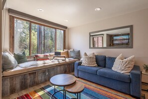 TV, lareira, mesa de pingue-pongue