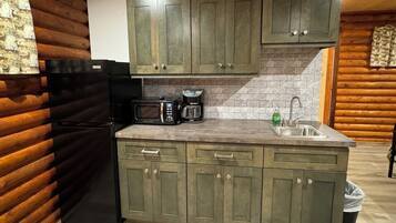 Kühlschrank, Mikrowelle, Wasserkocher mit Kaffee-/Teezubehör