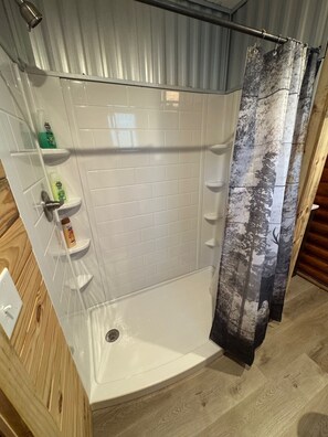 Douche, sèche-cheveux, serviettes fournies, savon