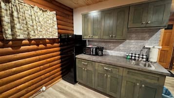 Refrigerador, microondas, cafetera y tetera y utensilios de cocina