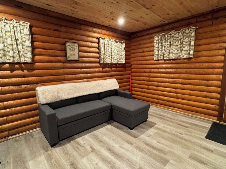 Charming Log Cabin On Gravel Back Road With Peace, Quiet, All Amenities Of Home - Ohio