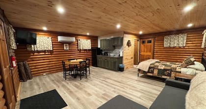 Charming log cabin on gravel back road with peace, quiet, all amenities of home