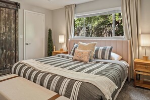 2 bedrooms, desk, iron/ironing board, WiFi
