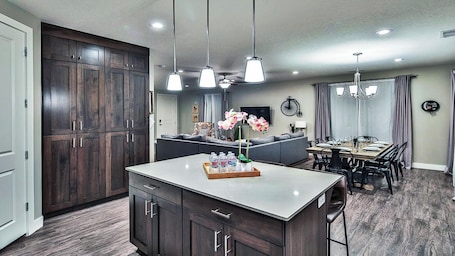 Luxury House, Mountain View | Private kitchen | Full-size fridge, microwave, oven, stovetop