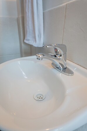 Suihku, hiustenkuivaaja, pyyhkeet, saippua