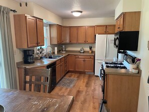 Jääkaappi, mikroaaltouuni, uuni, liesi