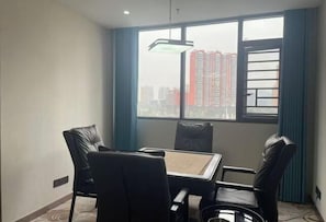 Una habitación con un ventanal grande, una mesa y cuatro sillas.