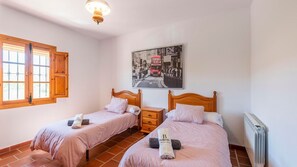 5 chambres, fer et planche à repasser, lit parapluie, Wi-Fi