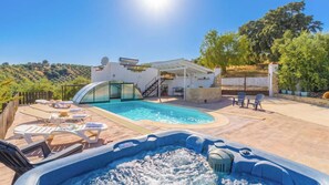 A heated pool - Combinación Serval y Pedrizas Montefrío by Ruralidays (Granada)