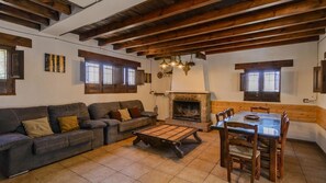 Televisie, een open haard, een dvd-speler en een stereo