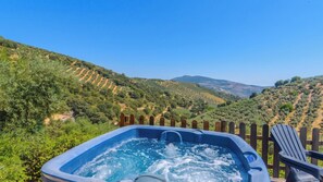 Outdoor spa tub - Combinación Serval y Pedrizas Montefrío by Ruralidays (Granada)