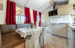 Jääkaappi, liesi, astianpesukone, kahvin-/teenkeitin