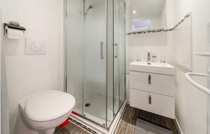 Shower, hair dryer - Nice home in Le Minihic-sur-Rance (Le Minihic-sur-Rance)