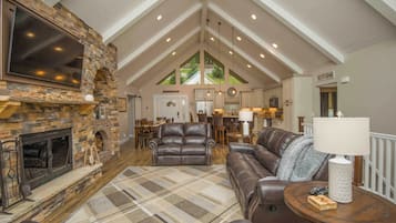 Fernseher, Kamin, Videospiele, Bücher