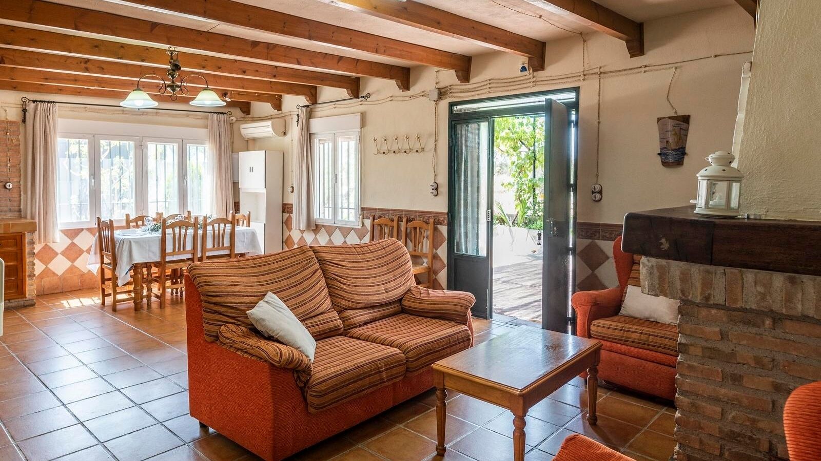 Televisión y chimenea 