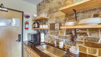 Coffee/tea maker, fridge, microwave, stovetop