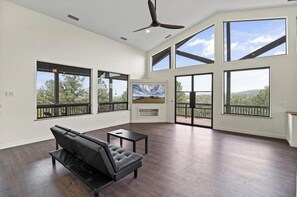 Living area - Spacious Modern 4 Bedroom Home  (Payson)