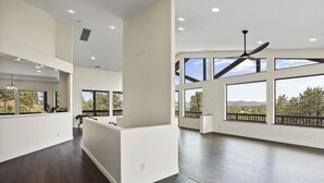 Un intérieur spacieux et moderne, doté de grandes fenêtres offrant une vue sur l’extérieur.