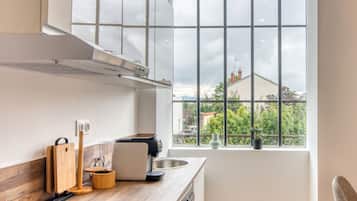 Kjøleskap, mikrobølgeovn, ovn og kokeplater