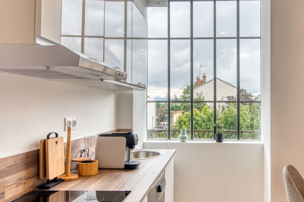 Fridge, microwave, oven, stovetop