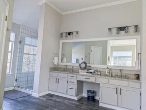 Shower, hair dryer, towels, soap - Bliss Retreat (Cedar Park)