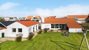 A residential area with houses featuring red-tiled roofs and white exteriors. - Lovely home in Blokhus with WiFi (Blokhus)