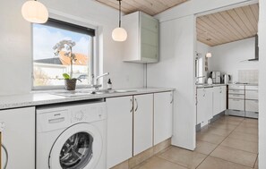 Kjøleskap, oppvaskmaskin og kaffetrakter/tekoker