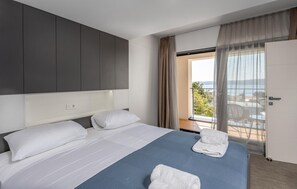 2 bedrooms, in-room safe, iron/ironing board, travel cot