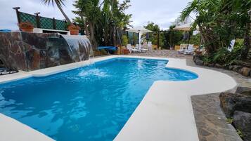 Utendørsbasseng, bassengparasoller og solsenger