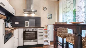 Kühlschrank, Mikrowelle, Herdplatte, Geschirrspüler