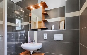 Shower, hair dryer - Amazing home in Rankwitz with sauna (Rankwitz)