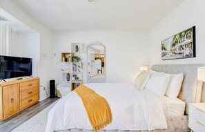 1 soverom, skrivebord, strykejern/-brett og reiseseng for barn