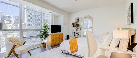 1 habitación, escritorio, tabla de planchar con plancha y cuna de viaje