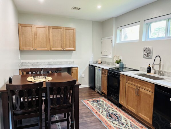 Microwave, oven, stovetop, dishwasher - Alpaca Cottage (Phoenixville)