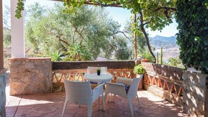 Outdoor dining - La Roca del Gastor by Ruralidays (Cádiz)