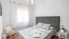 3 عدّة غرف نوم ومكواة/لوح كي وسرير سفر وواي فاي