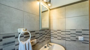 Shower, towels - La Roca del Gastor by Ruralidays (Cádiz)