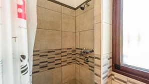 Een douche, handdoeken