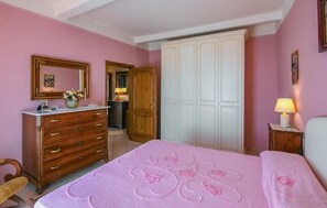 3 bedrooms, iron/ironing board, travel cot, free WiFi