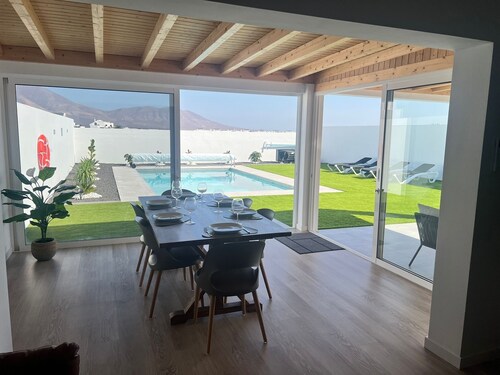 Charming 3-bedroom villa with heated swimming pool , AC throughout and WiFi