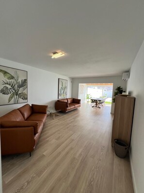 Smart TV, libros y estéreo 