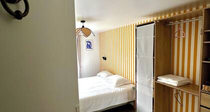 Bedroom with bathroom and garden in Maison Meulière