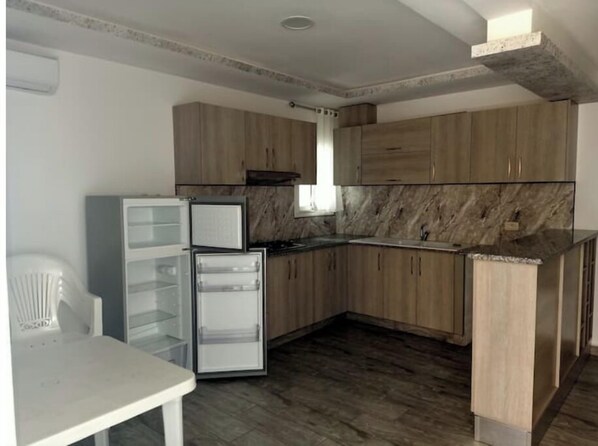 Kühlschrank, Herdplatte, Wasserkocher mit Kaffee-/Teezubehör